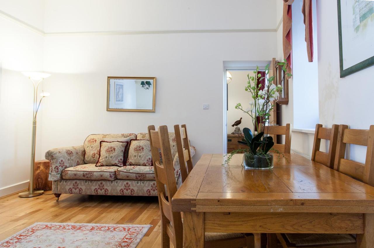 Loch Ness Moat House Apartments ฟอร์ตออกัสตัส ภายนอก รูปภาพ