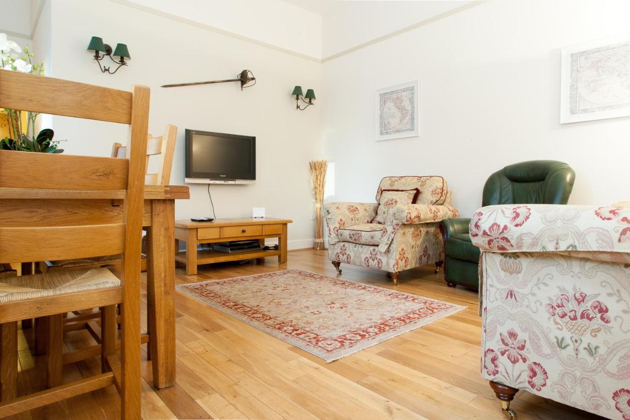 Loch Ness Moat House Apartments ฟอร์ตออกัสตัส ภายนอก รูปภาพ